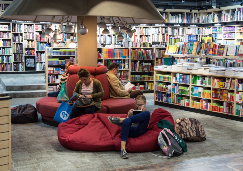 boutique-LE CASTELLET-min_books_bookstore_book_reader_readers_reading_shop_sale_books-849006