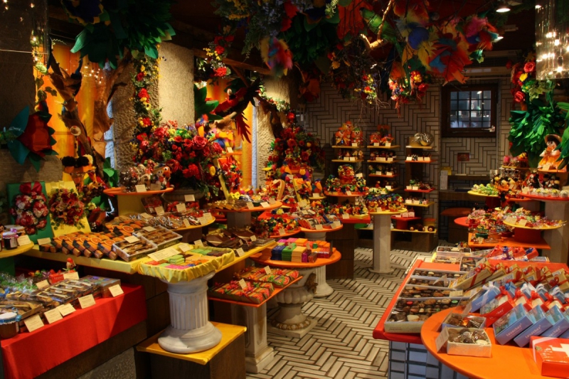 boutique-LE CASTELLET-min_candy_store_chocolate_shop_chocolate_switzerland-393515