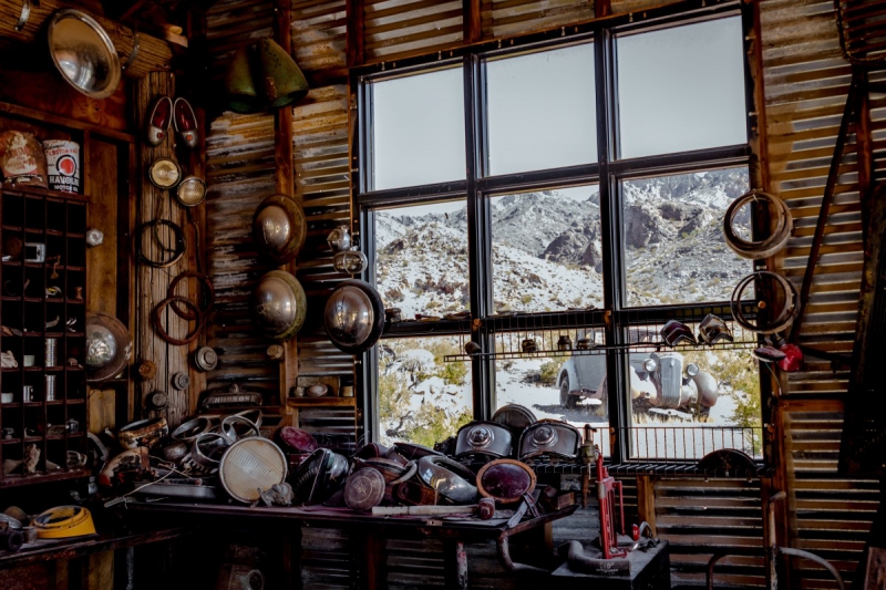 boutique-LE CASTELLET-min_shop_window_part_junk_abandoned-138873